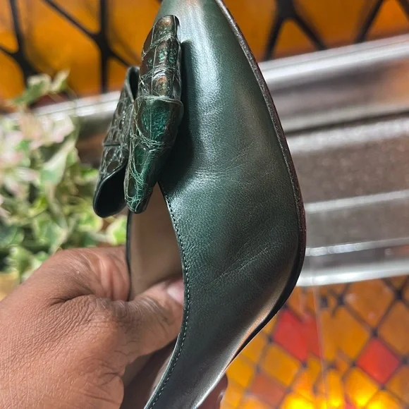 Vintage 1980’s Bruno Magli Size 8 Green Leather Heels with Croc Bow - Picture 15 of 17